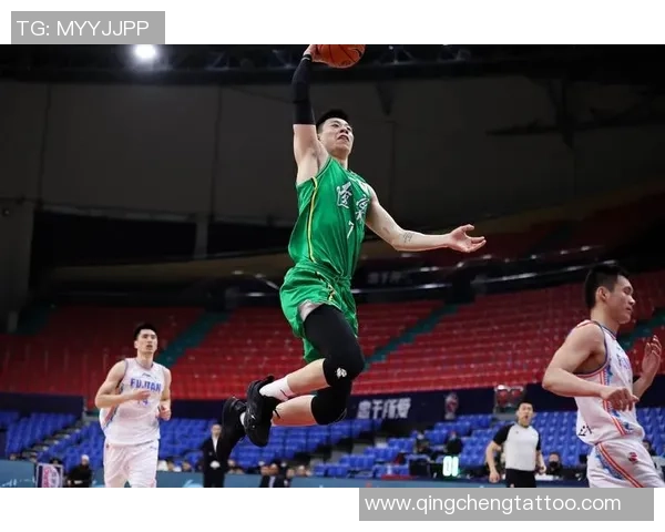 成都篮球队以80分领跑冠军赛积分榜展现强劲实力和团队合作精神